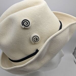 Lovely vintage ladies hat with gorgeous black and cream detail